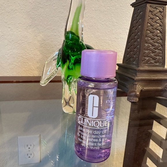 New! 💕4/30💕CLINIQUE Take The Day Off Makeup Remo… - Picture 5 of 8